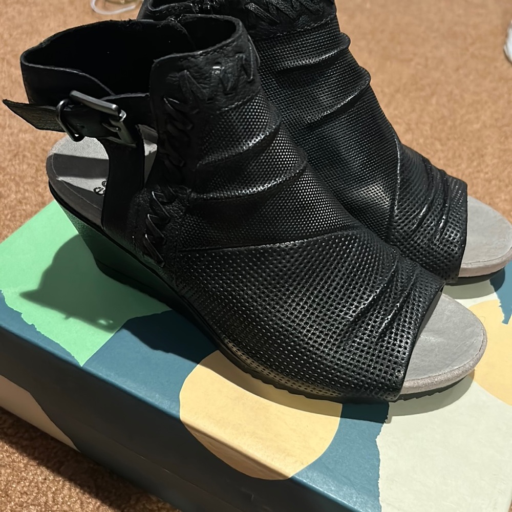 NWT Sandals